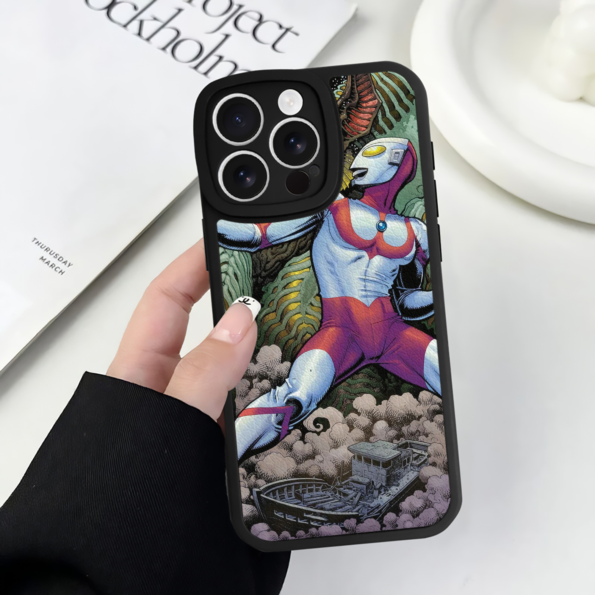 （画像用） ウルトラマン Ultraman 【iPhone 16シリーズ対応】シリコンスマホケース（レザー調） 材質：シリコン